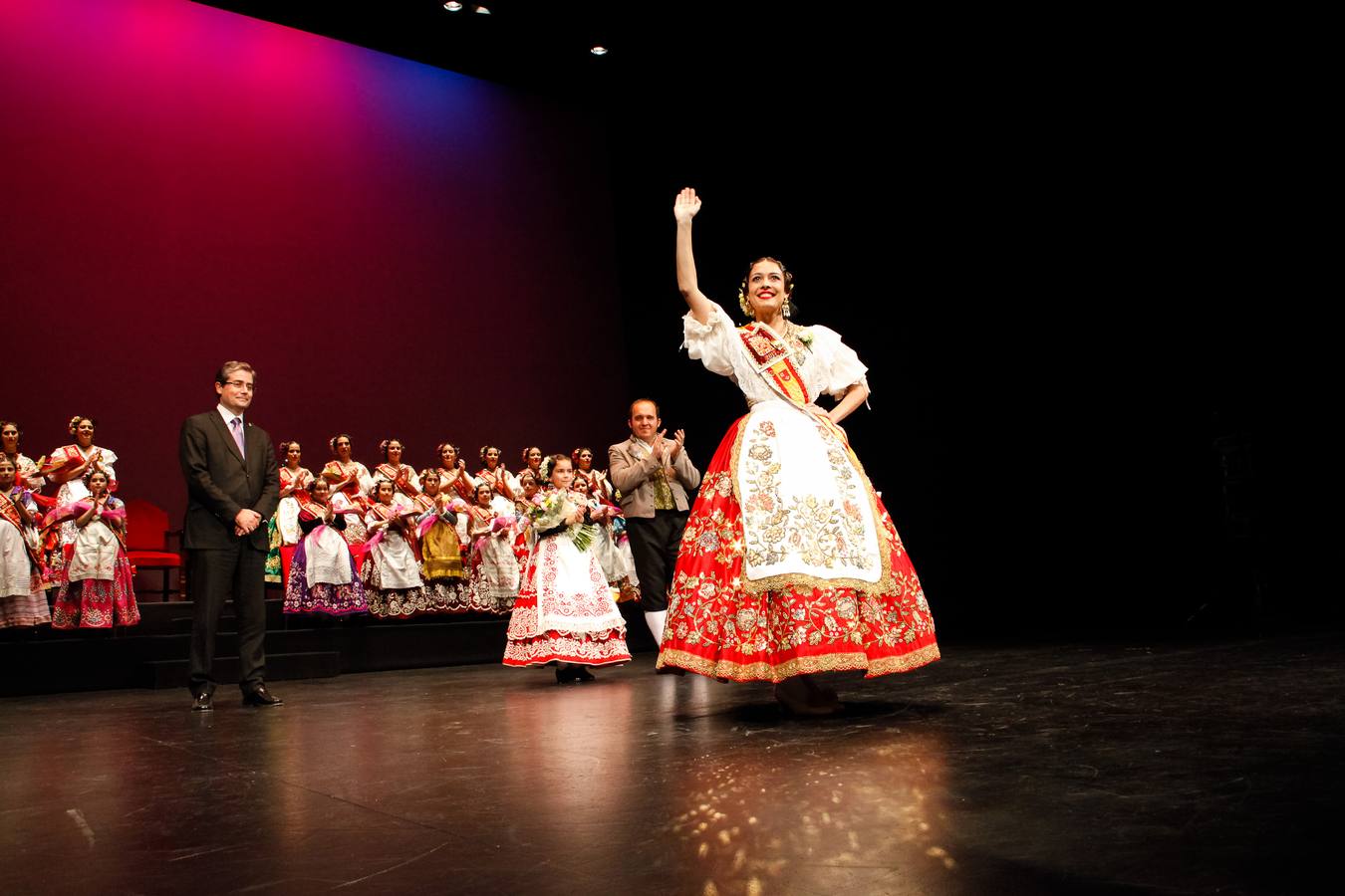 La Federación de Peñas Huertanas rindió homenaje a las Reinas de la Huerta salientes y a sus respectivas cortes de honor durante una gala celebrada en en el Teatro Romea