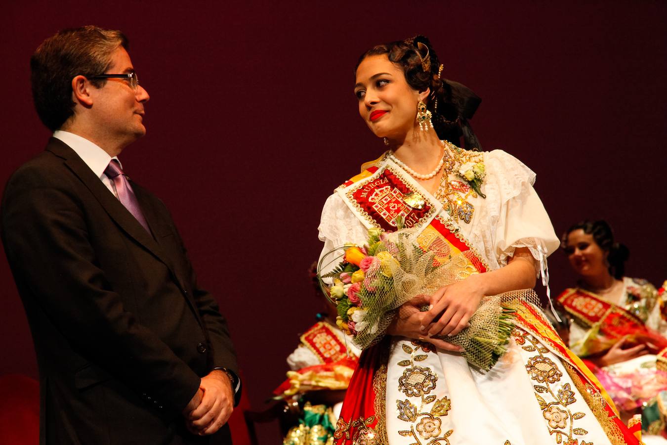 La Federación de Peñas Huertanas rindió homenaje a las Reinas de la Huerta salientes y a sus respectivas cortes de honor durante una gala celebrada en en el Teatro Romea