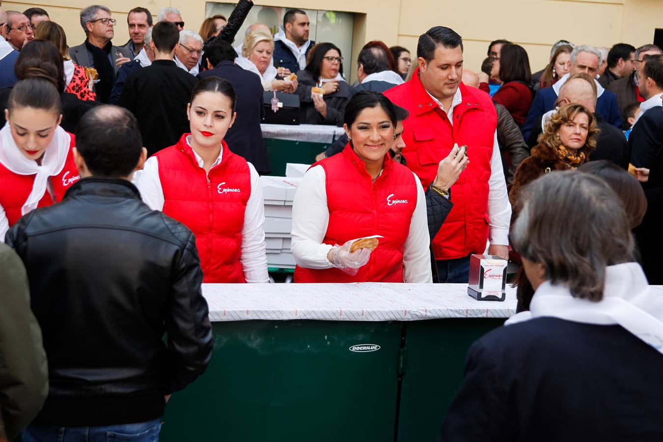 Tras el acto de presentación del cartel, tuvo lugar una fiesta sardinera en la plaza del Romea en la que se repartieron pasteles de carne y cerveza Estrella de Levante. 