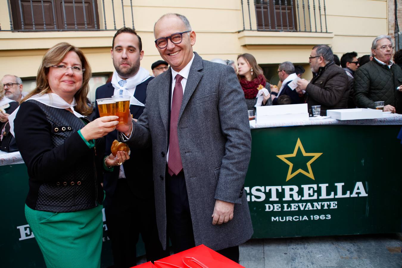 Tras el acto de presentación del cartel, tuvo lugar una fiesta sardinera en la plaza del Romea en la que se repartieron pasteles de carne y cerveza Estrella de Levante. 