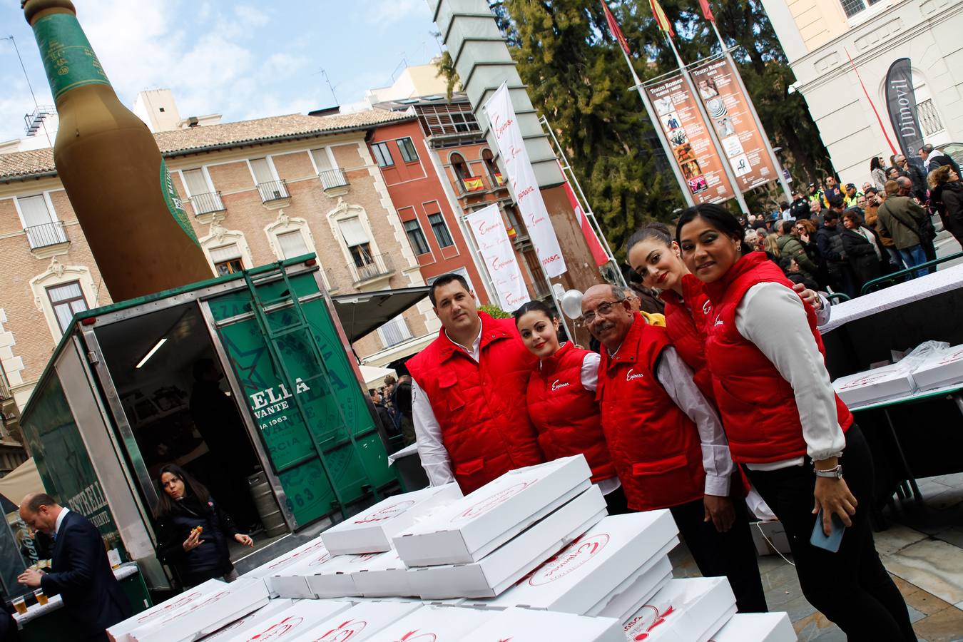 Tras el acto de presentación del cartel, tuvo lugar una fiesta sardinera en la plaza del Romea en la que se repartieron pasteles de carne y cerveza Estrella de Levante. 