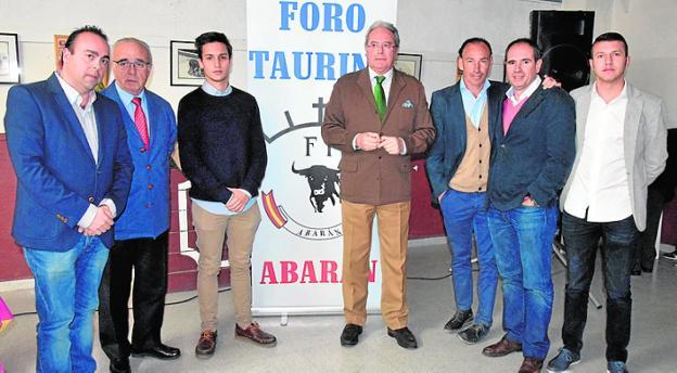 Fco. Javier Fernández, Ángel Bernal, Miguel Ángel Martínez-Carbonell, Alfonso Avilés, Pepín Liria, Francisco Ojados y Abraham Molina.