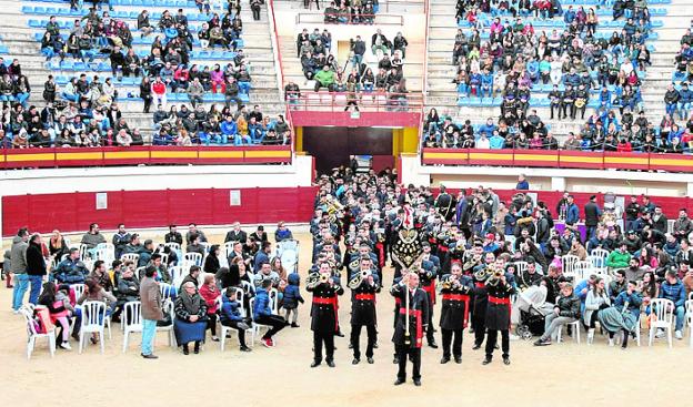 Los músicos, el pasado sábado, en la arena del coso taurino de Abarán.