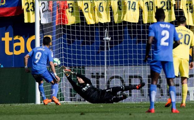 Sergio Asenjo detiene un penalti lanzado por el delantero del Getafe Ángel Rodríguez.