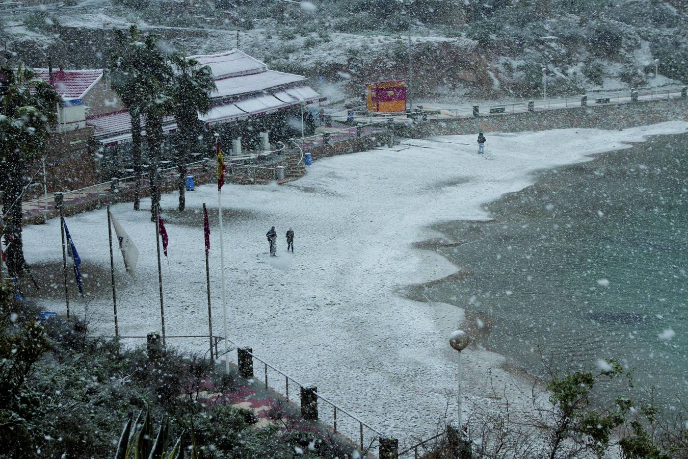 Cartagena 18/01. La playa de Cala Cortina cubierta de nieve por el temporal.