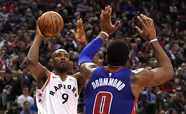 Serge Ibaka, controla el balón. 