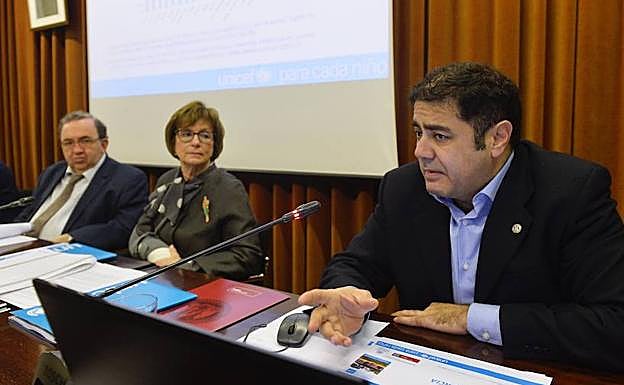 De izquierda a derecha, José Orihuela, rector de la UMU, Amparo Marzal, presidenta del comité de Unicef en la Región, y Federico Martínez-Carrasco, profesor de Economía Aplicada de la UMU. 