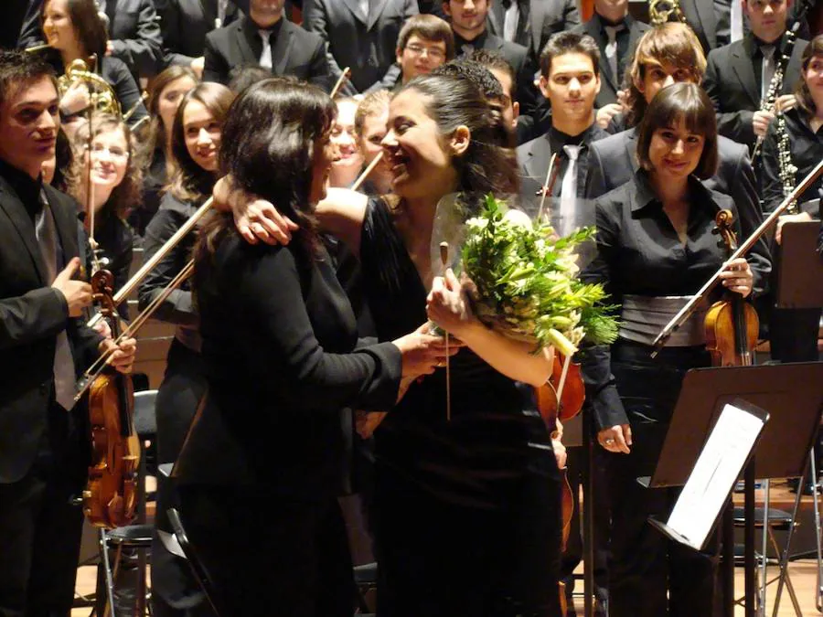 Virginia Martínez recibe un ramo de flores al finalizar un concierto de la Orquesta de Jóvenes de la Región de Murcia en el Lincoln Center de Nueva York en diciembre de 2009.