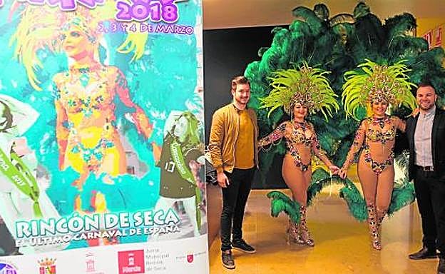 Los organizadores del Carnaval y componentes de una comparsa de Rincón de Seca. 