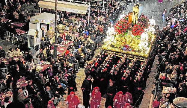 Cristo de la Flagelación, en su trono, en la procesión del Miércoles Santo. 