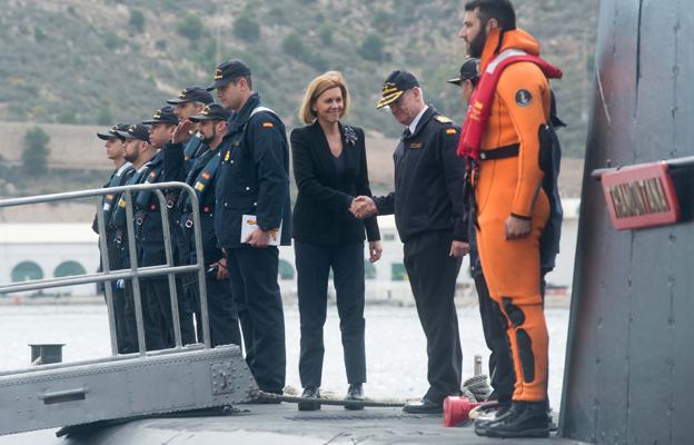 La ministra de Defensa, María Dolores de Cospedal, este miércoles, embarcando en el 'Tramontana'.
