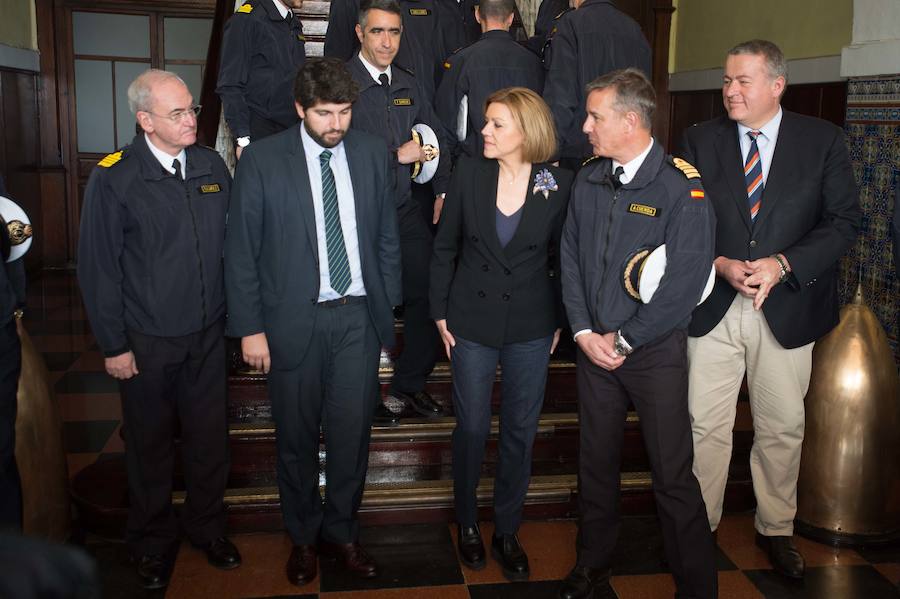 La ministra de Defensa embarca en el 'Tramontana' para presenciar una maniobra de inmersión y conocer el trabajo diario de sus tripulantes