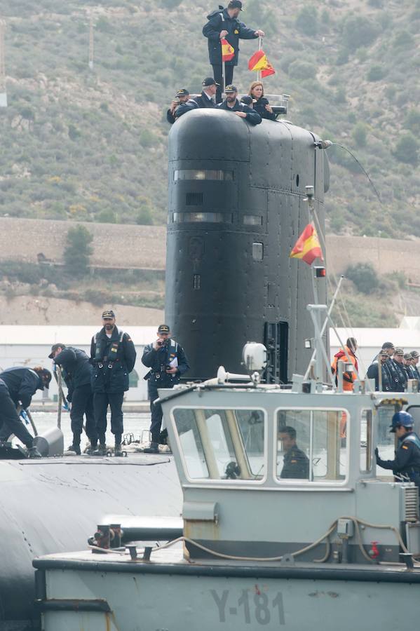 La ministra de Defensa embarca en el 'Tramontana' para presenciar una maniobra de inmersión y conocer el trabajo diario de sus tripulantes