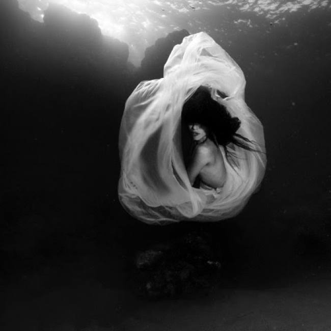 La prestigiosa fotógrafa inició esta serie de fotografías en la costa de la Región, con la que denuncia la lacra de las basuras marinas