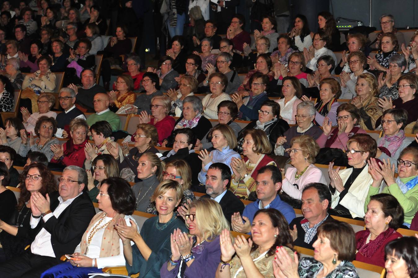 Más de 400 personas abarrotan la Sala Miguel Ángel Clares del Auditorio de Murcia para reconocer el papel de las féminas