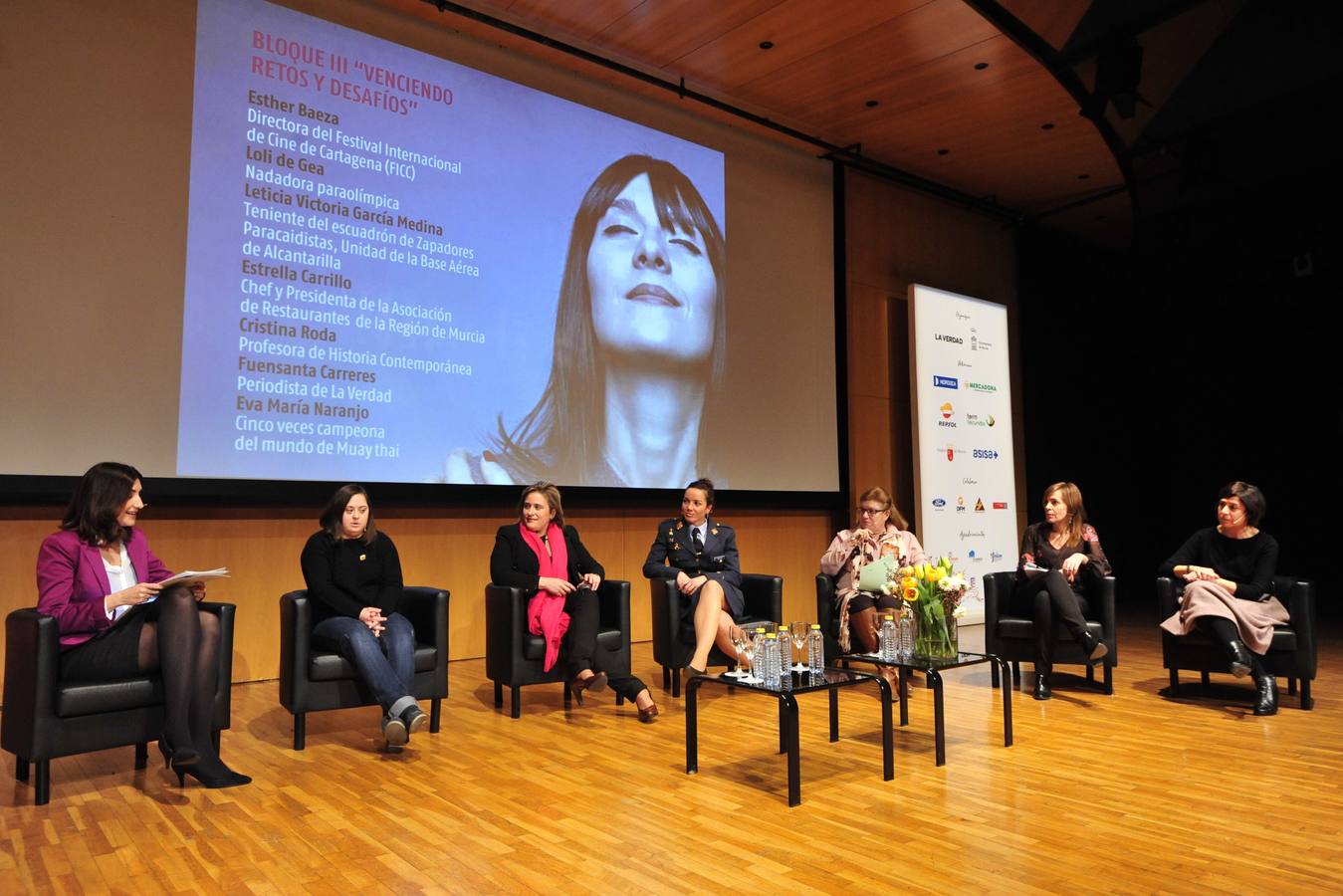 Más de 400 personas abarrotan la Sala Miguel Ángel Clares del Auditorio de Murcia para reconocer el papel de las féminas