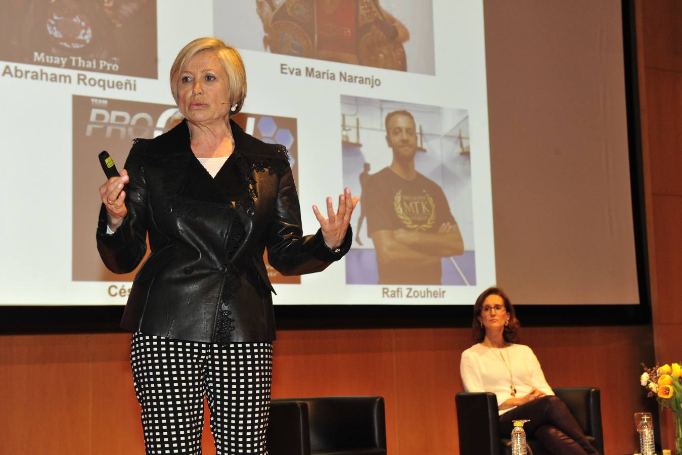 Más de 400 personas abarrotan la Sala Miguel Ángel Clares del Auditorio de Murcia para reconocer el papel de las féminas