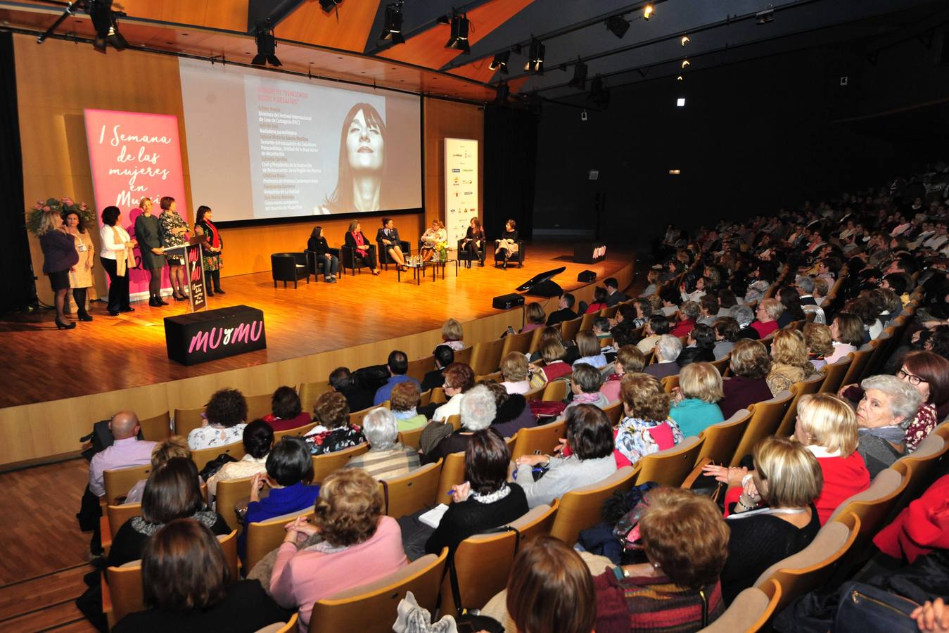 Más de 400 personas abarrotan la Sala Miguel Ángel Clares del Auditorio de Murcia para reconocer el papel de las féminas