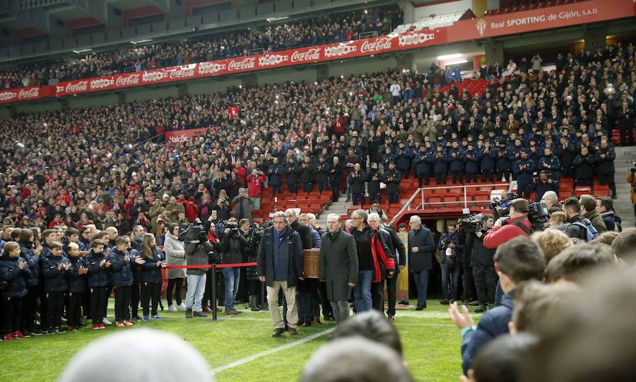 Miles de personas han dado su último adiós al mítico delantero en el estadio del Sporting. 