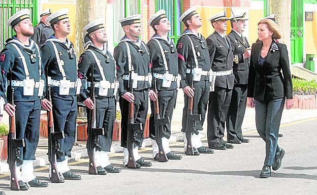 La ministra pasa revista a un grupo de marineros en formación, a su llegada a la Base de Submarinos.