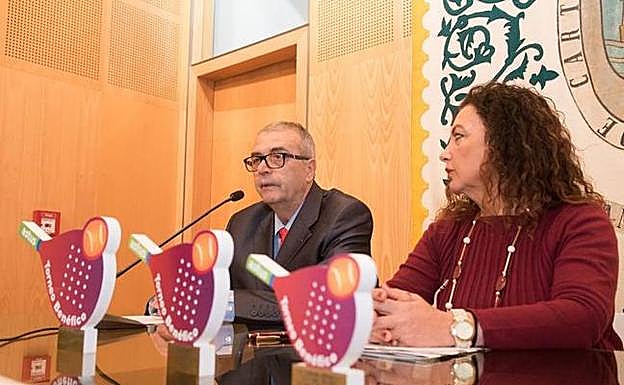 El presidente de Astus, Joaquín Barberá, y la edil de Deportes, Obdulia Gómez, ayer en la presentación del evento. 