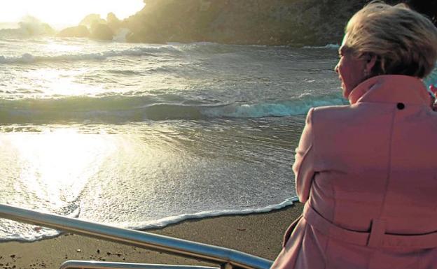 Una mujer observa el oleaje en Cala Cortina, en Cartagena, ayer.