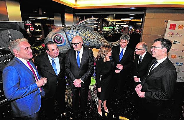 Antonio Botías, Gregorio González, Alfonso López, Visitación Martínez, Buendía Martínez, José Antonio Sánchez y José Ballesta, anoche, antes de comenzar la cena de la Agrupación Sardinera.