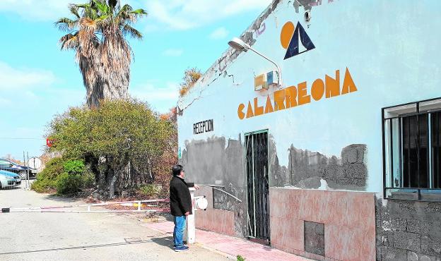 Ramón Ortiz observa la fachada del Camping Calarreona, con graves desperfectos.