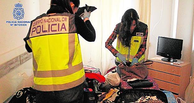 Dos agentes de Extranjería, en el registro de uno de los domicilios de la presunta trama.