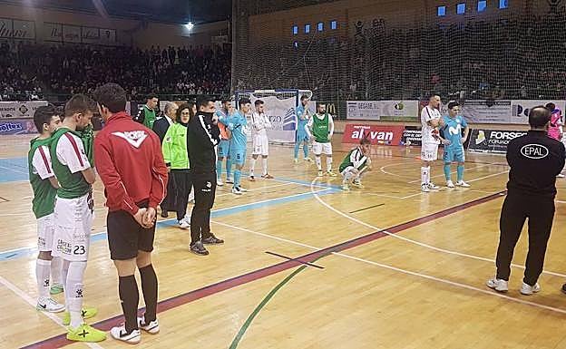 Jugadores de ambos equipos conversan con preocupación mientras los médicos atienden al utillero.