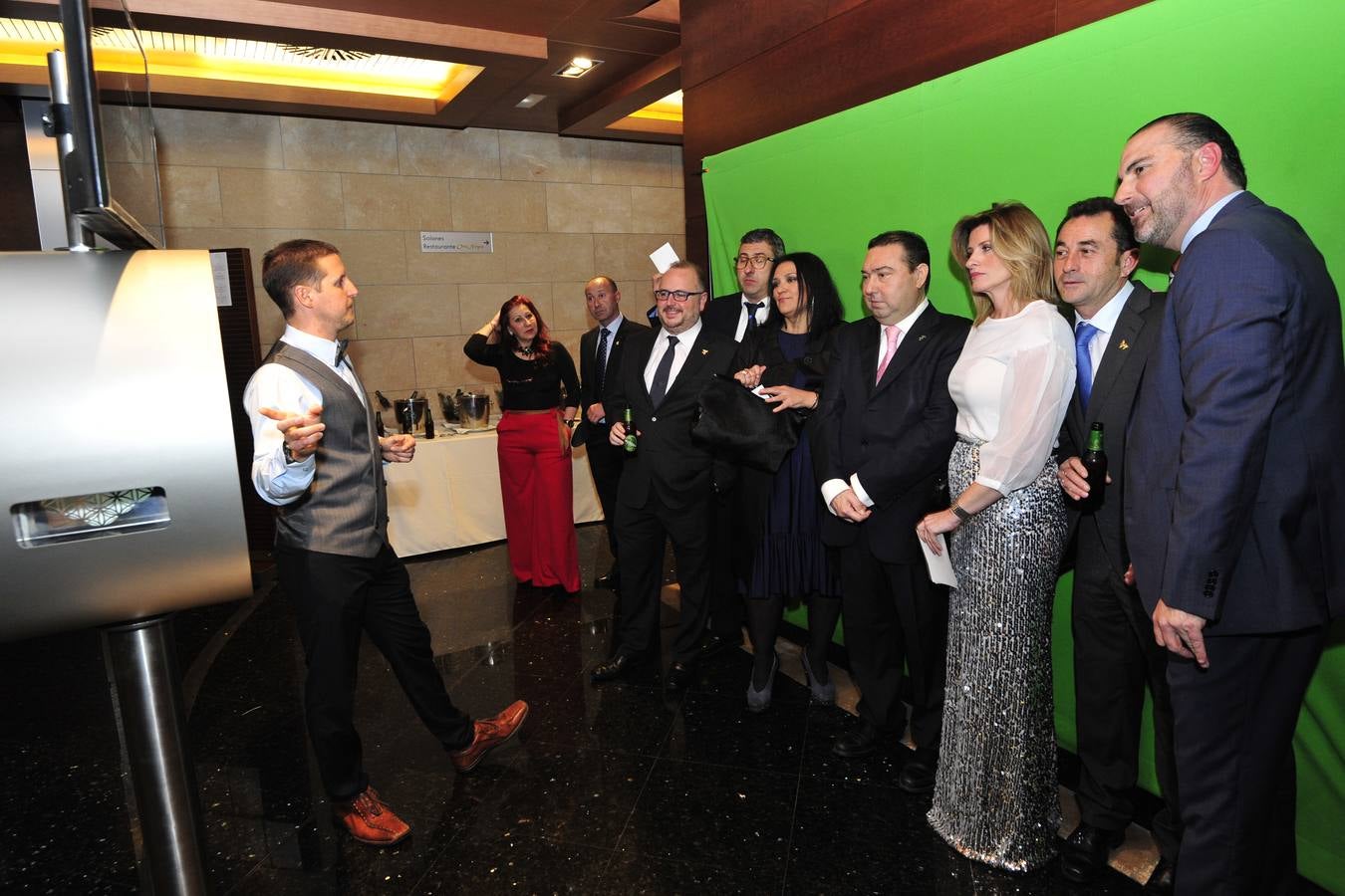 Casi mil personas celebran la tradicional cena de gala del Entierro de la Sardina