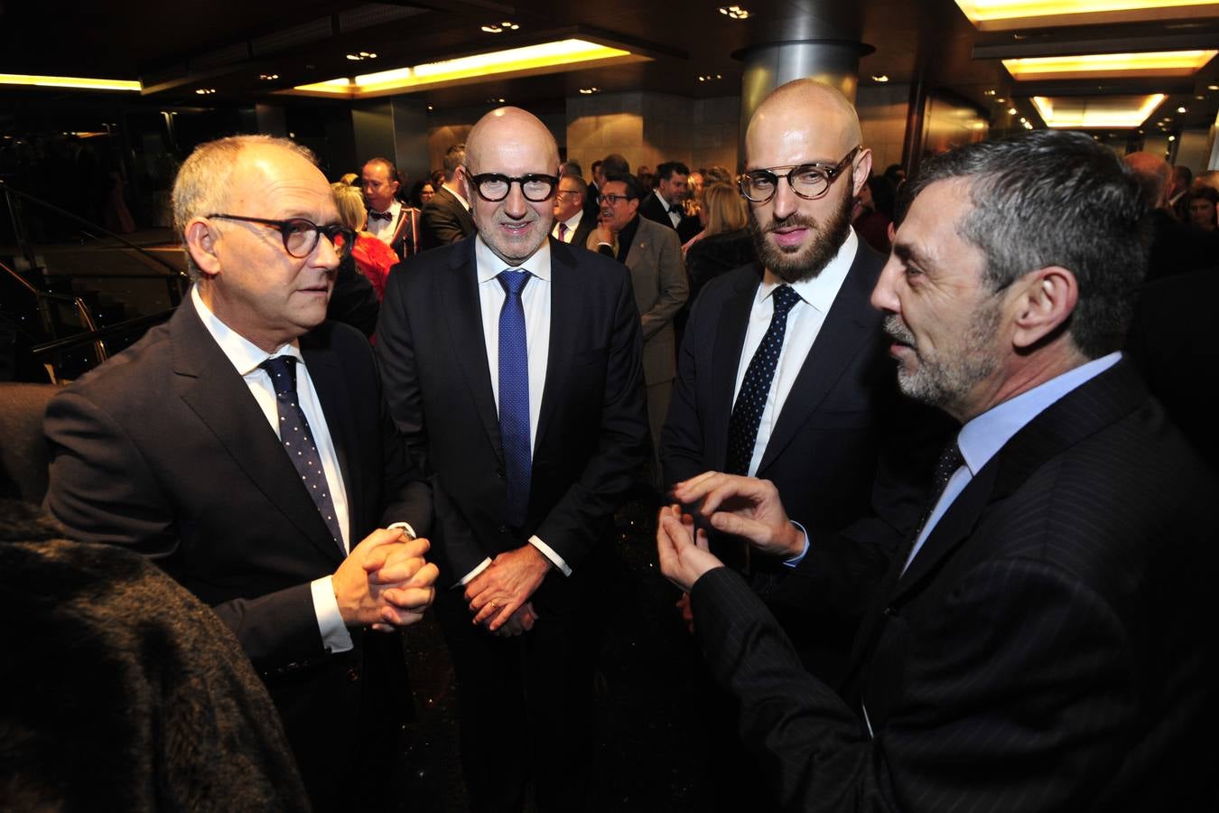 Casi mil personas celebran la tradicional cena de gala del Entierro de la Sardina