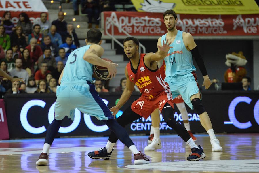 El conjunto de Ibon Navarro peleó hasta el final en el regreso de Lima al Palacio de los Deportes, pero no pudo con la tela de araña de Pesic ni el arbitraje de los últimos minutos