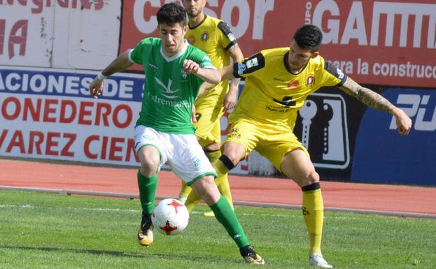 Lance del partido entre el Lorca Deportiva y el Villanovense.