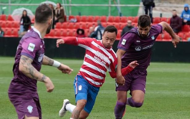 El jugador del Jumilla Cifu, a la derecha, pugna con Juancho.