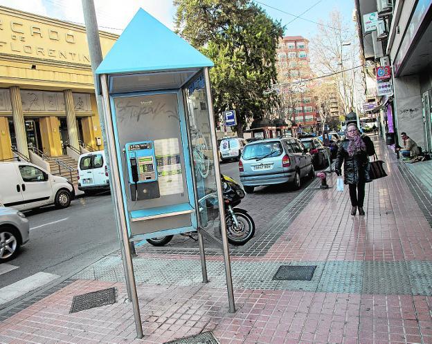 Cabina telefónica en la calle Juan Fernández, frente al Mercado de Santa Florentina.