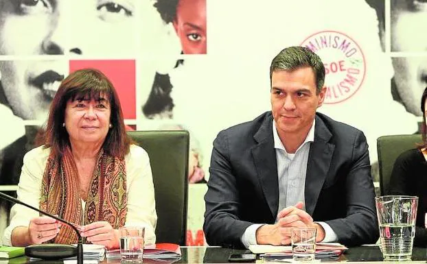 Cristina Narbona y Pedro Sánchez, ayer en la sede del PSOE.