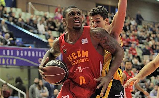 Ovie Soko entra a canasta en el último enfrentamiento entre los universitarios e Iberostar Tenerife.