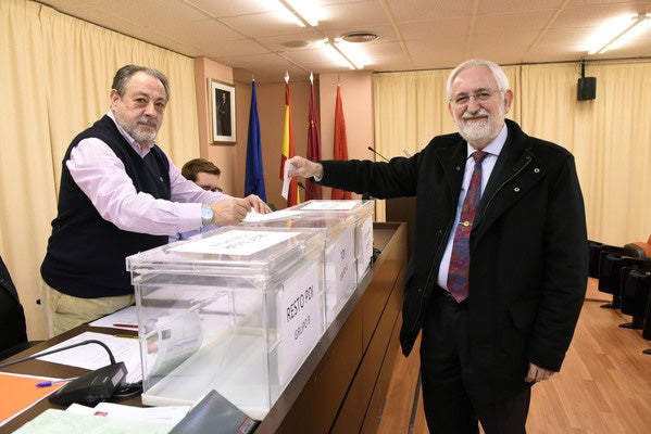 El catedrático de la Facultad de Ciencias del Trabajo y presidente del Consejo Económico y Social (CES), José Luján, se impuso con autoridad en la elecciones al Rectorado de la Univerdidad de Murcia, donde logró el 34,56% de los apoyos.