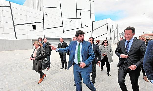 Fernando López Miras y Fulgencio Gil Jódar en la zona exterior del auditorio y palacio de congresos, ayer.
