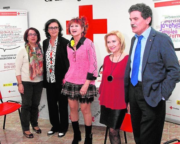 Ana Conesa, Susana Figuerola, Purificación López, María José Riquelme y Faustino Herrero, en la sede de Cruz Roja.