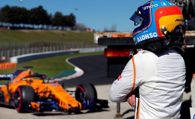 Fernando Alonso mira su MCL33. 