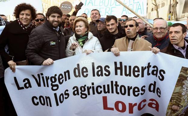 López Mirás junto con algunos de los manifestantes que se han desplazado a Madrid. 