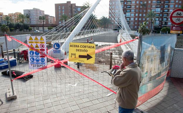 La pasarela está cerrada desde ayer por reforma.