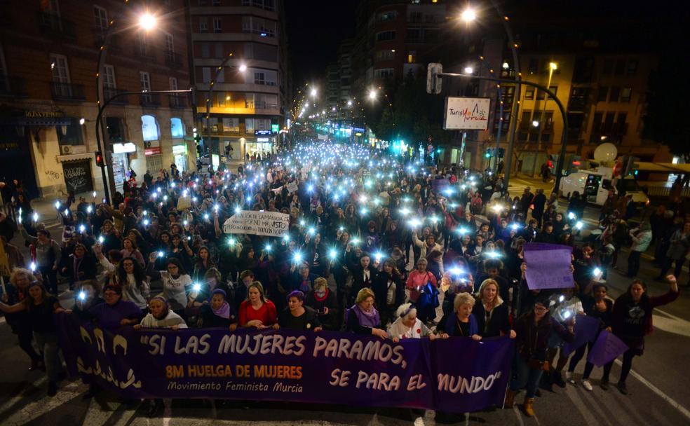 Un momento del recorrido de la manifestación del 8-M por la Gran Vía de Murcia.