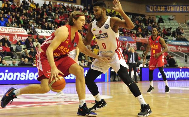 Marko Lukovic durante un partido con el Juventus Utena.