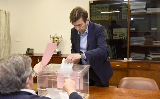 Pablo Artal, despositando su voto el pasado martes.