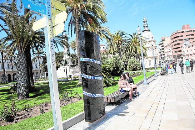 Arriba, el desfibrilador protegido por un plástico, ayer. Abajo una imagen del aparato, recién colocado.