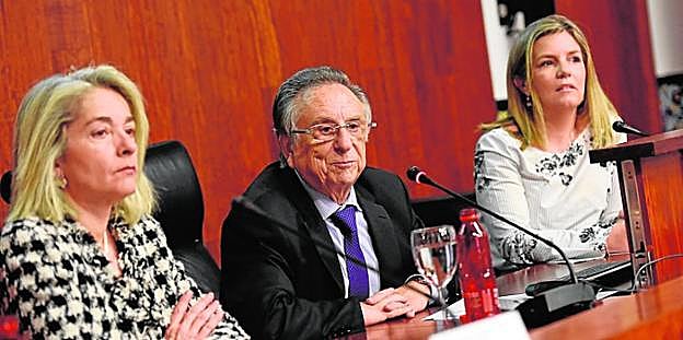 Tomás Fuertes (c), durante la conferencia ayer en la UMU.