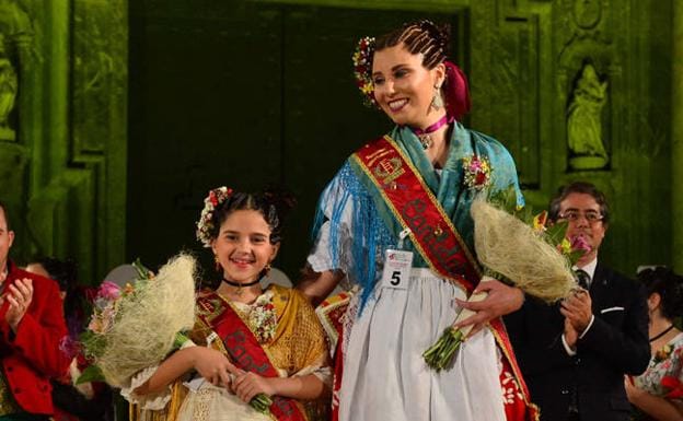 Alba Ros y Laura Navarro, tras coronarse como nuevas reinas de la huerta.